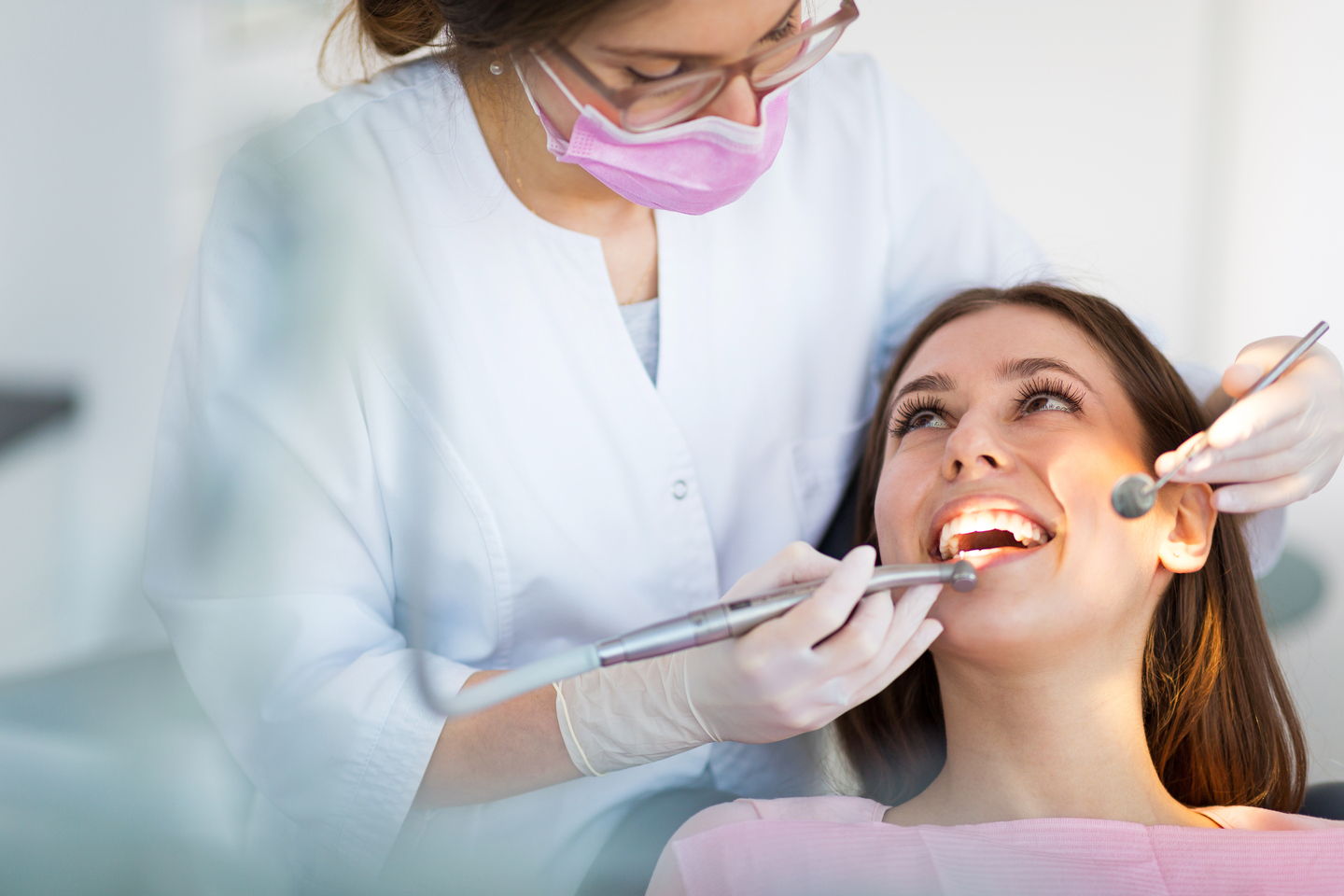 Mujer en consulta, aprovechando la asistencia odontológica de Enel X para tener sus dientes sanos 
